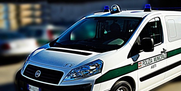 Anziana investita ad Asti in via Fregoli da due ragazzi in bici: la polizia locale cerca testimoni e lancia un appello