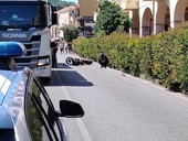 Viene colpita prima da un'auto e poi finisce contro un camion nella corsia opposta: 60enne in prognosi riservata al Santa Corona