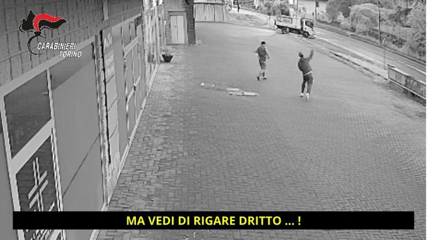 Bollengo: spaccano la vetrina di uno showroom, per poi aggredire i proprietari. In manette 2 giovani