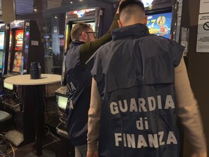 Maxi frode nelle sale giochi: arrestato il 'dominus' del sistema di videolottery contraffatte, quattro sale sequestrate ad Arma di Taggia