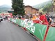 Vuelta a Limone, il folklore e i colori del popolo del ciclismo: l'attesa dell'arrivo [FOTO e VIDEO]