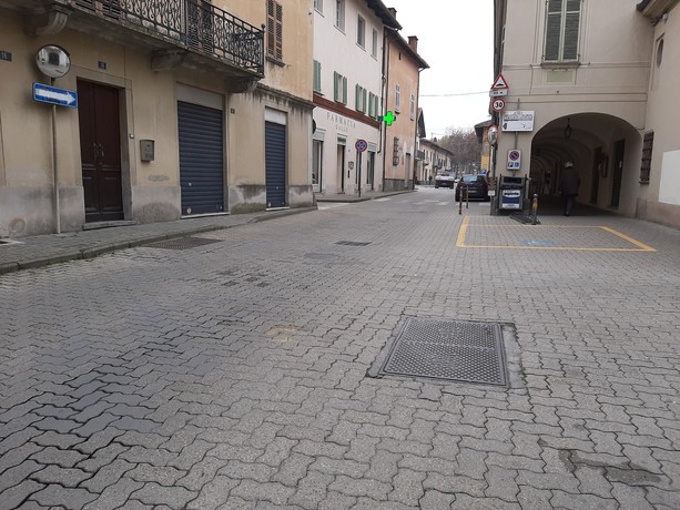 Primi giorni di zona rossa a Vigone: c’è chi viene da fuori per comprare batterie o luci di Natale Primi giorni di zona rossa a Vigone: c’è chi viene da fuori per comprare batterie o luci di Natale