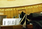 "Il bambino fa troppo rumore", vicini da incubo finiscono a processo tra insulti, lancio di sassi e bottiglie in testa