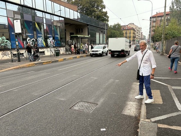 L'auto sbanda e finisce contro la lavanderia: "Cinque incidenti in pochi giorni, serve un semaforo" L'auto sbanda e finisce contro la lavanderia: "Cinque incidenti in pochi giorni, serve un semaforo"