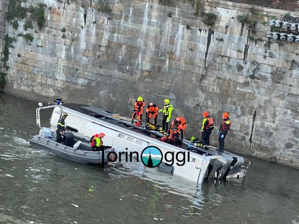 Autobus butta giù un muretto e finisce nel Po: momenti di grande paura