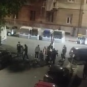 Sangue a terra, parabrezza sfondati e un accoltellamento: ancora una notte folle in Barriera [VIDEO]