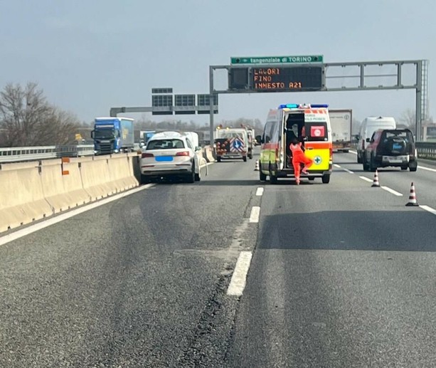 Auto travolge mezzo del cantiere: traffico in tilt sulla tangenziale sud di Torino