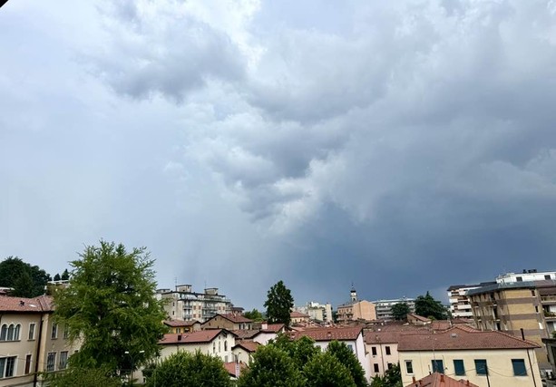 IN DIRETTA. Allerta meteo: raffiche di vento, temporali e grandine colpiscono la provincia di Varese