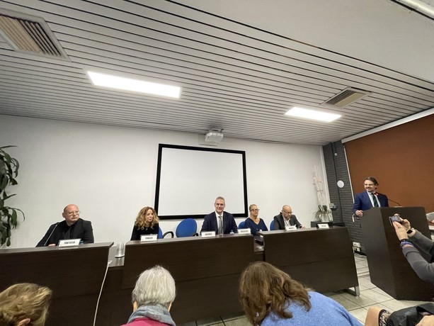 Elezioni comunali, arriva confronto pubblico tra i candidati sindaci, ma pesano le assenze