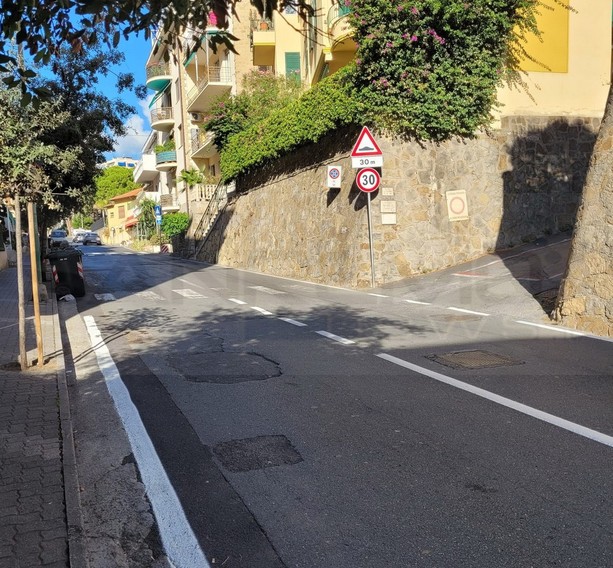 Sanremo: attraversamento pedonale in via Padre Semeria, anni di richieste ed ora i residenti lanciano di nuovo l'allarme (Foto)
