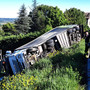 Camion esce di strada e si ribalta tra le vigne a Bazzana: autista miracolosamente illeso [FOTO]