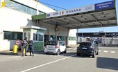 Al valico di Gaggiolo intercettati dalla Guardia di Finanza di Varese una borsa e un foulard da 23 mila euro non dichiarati Al valico di Gaggiolo intercettati dalla Guardia di Finanza di Varese una borsa e un foulard da 23 mila euro non dichiarati
