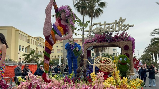 Sanremo, il Corso Fiorito 2026 parte tra la folla: 40mila spettatori nonostante freddo e cielo incerto (Foto e Video) Sanremo, il Corso Fiorito 2026 parte tra la folla: 40mila spettatori nonostante freddo e cielo incerto (Foto e Video)