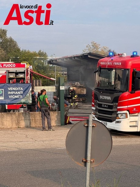 Incendio al Consorzio Agrario, a fuoco un camion con una cisterna di gasolio Incendio al Consorzio Agrario, a fuoco un camion con una cisterna di gasolio