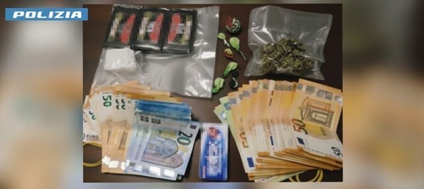 Sull'Autostrada dei Laghi con una busta termosaldata piena di droga in macchina: in manette un 24enne e denunciato un minorenne