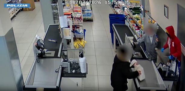 Ladro trasformista rapina il supermercato e si cambia d'abito più volte durante la fuga: arrestato a Borgo Vittoria [VIDEO]