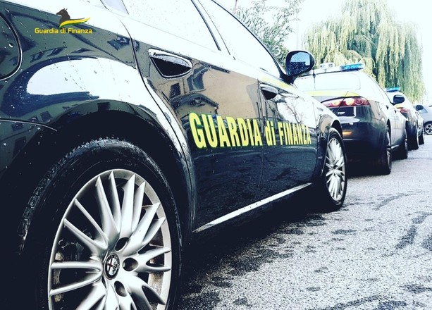 In casa nascondeva un etto di cocaina, 1,3 kg di marijuana e 50mila euro in contanti