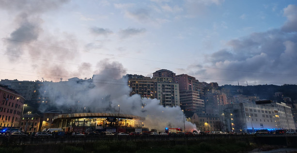 Scontri prima di Genoa-Inter, quattro dei poliziotti feriti in ospedale per distorsioni, traumi e contusioni