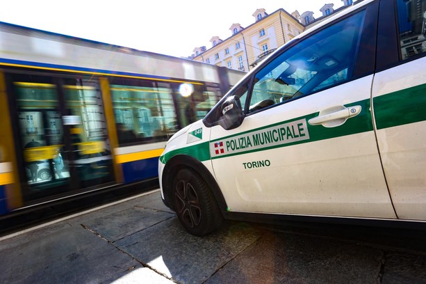 Molestie sessuali sui bus a Torino: arrestato un 58enne incastrato dagli agenti in borghese Molestie sessuali sui bus a Torino: arrestato un 58enne incastrato dagli agenti in borghese