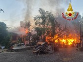 FOTO. Capanno in fiamme sulla Provinciale 1 tra Buguggiate e Capolago