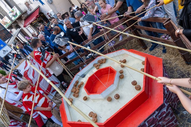 Weekend d'autunno in provincia: Fiera del Tartufo, sagre e foliage tra i castelli della Granda Weekend d'autunno in provincia: Fiera del Tartufo, sagre e foliage tra i castelli della Granda