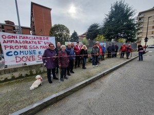 Nuovo sit-in al Rebaudengo: “Marciapiedi ko, non siamo un quartiere di serie B” Nuovo sit-in al Rebaudengo: “Marciapiedi ko, non siamo un quartiere di serie B”