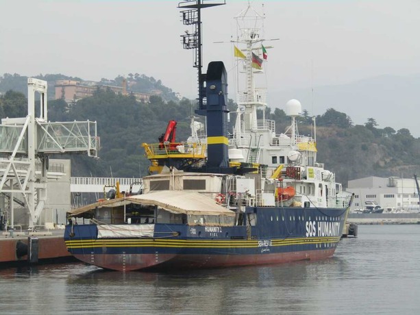 Savona, sbarca in porto la nave Humanity 1: scattano i controlli sanitari sui 45 migranti (FOTO)
