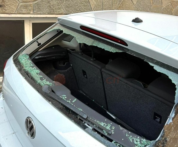 Vandali in azione nella notte ad Alba: auto danneggiate in via Roma