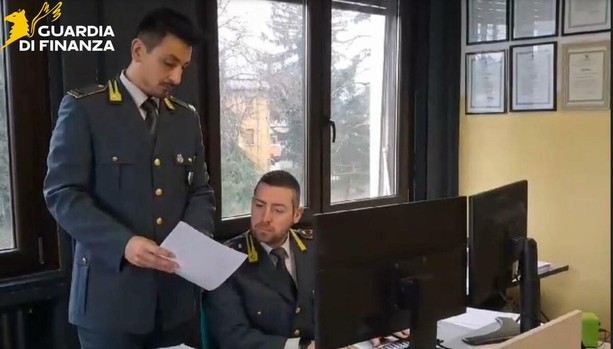 La Guardia di Finanza scopre sette lavoratori in nero in tre attività commerciali. Sanzioni per 50mila euro La Guardia di Finanza scopre sette lavoratori in nero in tre attività commerciali. Sanzioni per 50mila euro