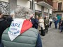 Pietre d'inciampo vandalizzate, presidio in piazza Santa Giulia: "Gesto ignobile per cancellare la Shoah" [FOTO]