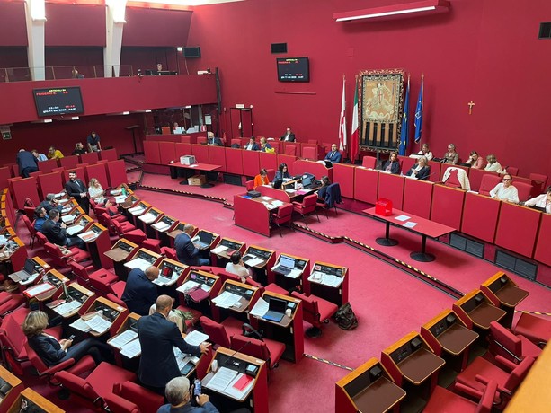 Scontro in Sala Rossa su Charlie Kirk, bagarre in aula dopo le parole di Chiarotti (Pd): “Vi abbiamo già appesi una volta”. Salis chiede le scuse