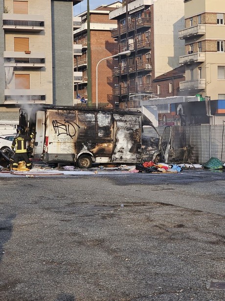 Piazza Crispi, furgone in fiamme a pochi metri dal distributore: "Tragedia sfiorata"