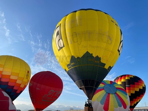 Oltre trenta mongolfiere in volo sui cieli di Mondovì per il Raduno dell’Epifania [FOTO]