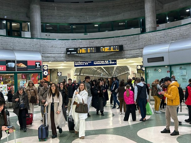 Sanremo, invasione per la serata dei duetti: stazione presa d’assalto nonostante gli scioperi, e domani? (Foto)