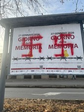 A Torino tracciate due svastiche sui manifesti del Giorno della Memoria A Torino tracciate due svastiche sui manifesti del Giorno della Memoria