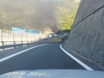 Camion in fiamme nella galleria Monte Sperone: A12 chiusa, traffico in tilt Camion in fiamme nella galleria Monte Sperone: A12 chiusa, traffico in tilt
