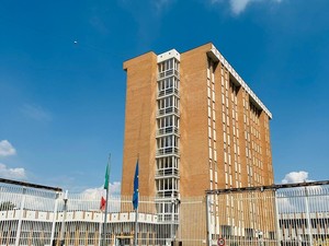 Sequestrati smartphone, cellulari e farmaci oppioidi nel carcere di Torino Sequestrati smartphone, cellulari e farmaci oppioidi nel carcere di Torino