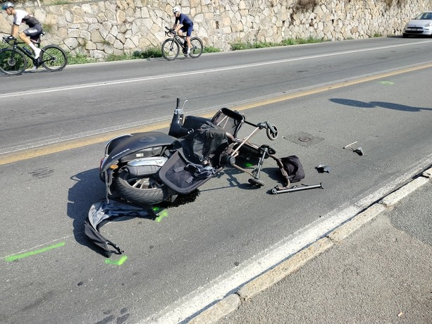 Scooter travolge passeggino sulle strisce a Pian di Poma: bimbo di 3 anni al Gaslini con un trauma cranico Scooter travolge passeggino sulle strisce a Pian di Poma: bimbo di 3 anni al Gaslini con un trauma cranico