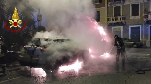 Tre auto incendiate a Savona, finisce in carcere l’esecutore del rogo di piazza Brennero Tre auto incendiate a Savona, finisce in carcere l’esecutore del rogo di piazza Brennero