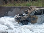 Paura in autostrada, automobile prende fuoco durante la marcia. Intervento dei vigili del fuoco