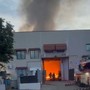 Paura a Nichelino, capannone industriale devastato dalle fiamme
