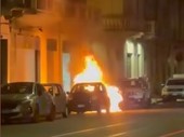 Un'auto esplode nella notte, momenti di paura in via Di Nanni
