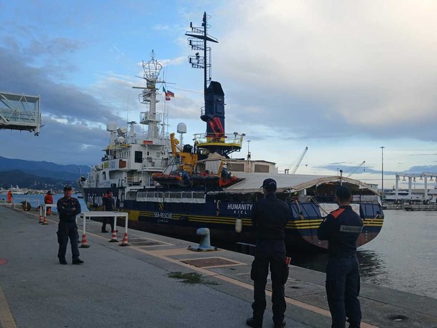 La nave Humanity 1 attracca a Savona con i migranti soccorsi nel Mediterraneo (FOTO e VIDEO)