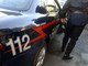 Donna cammina scalza in mezzo alla strada sulla Sp 161