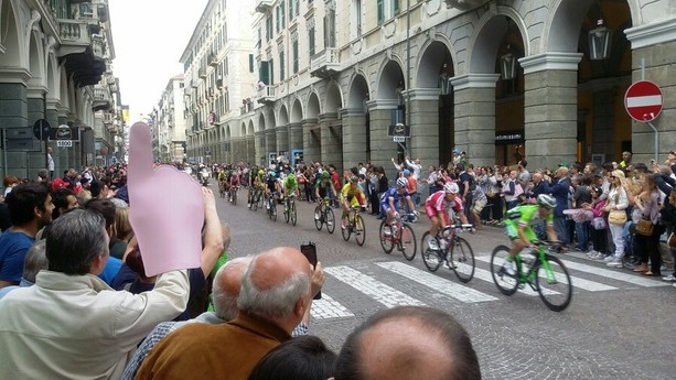 Savona accoglie il Giro d’Italia: il centro città pronto a trasformarsi in un villaggio rosa, strade chiuse dalle 12.30