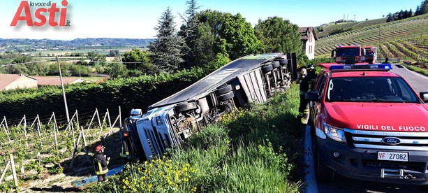 Camion esce di strada e si ribalta tra le vigne a Bazzana: autista miracolosamente illeso [FOTO]
