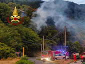 Incendio in un bosco a Pont Canavese: evacuate una cinquantina di persone tra cui venti bambini