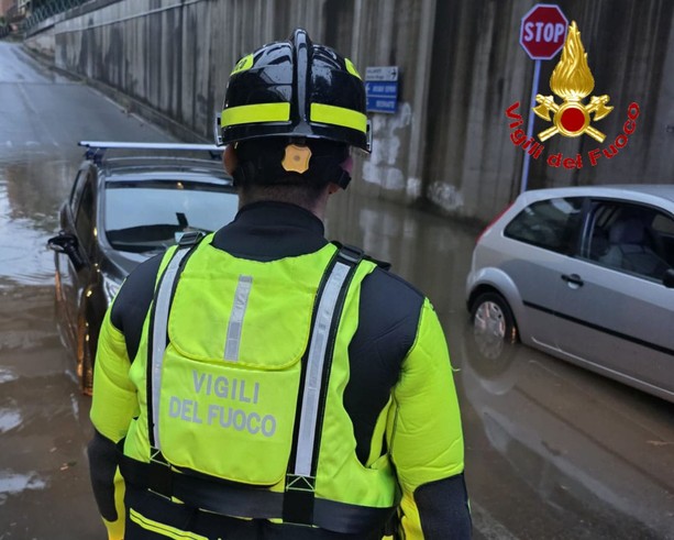 FOTO. Risveglio con il maltempo: alberi caduti e auto bloccate in acqua nel basso Varesotto. Da mercoledì di nuovo temporali