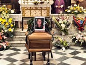 Folla commossa per l’ultimo saluto a Maria Vittoria “Chicca” Ienca