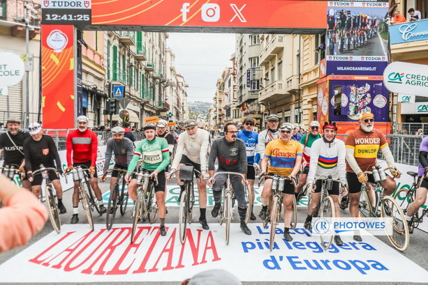 Sanremo in festa per la Classicissima: centro della città già chiuso, 'ruote storiche' e attesa per gli arrivi (Foto) Sanremo in festa per la Classicissima: centro della città già chiuso, 'ruote storiche' e attesa per gli arrivi (Foto)